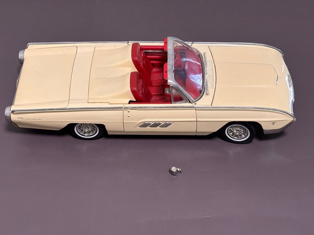 Anson 1/18 Scale Diecast 30334 - 1963 Ford Thunderbird - Cream 4 Seater